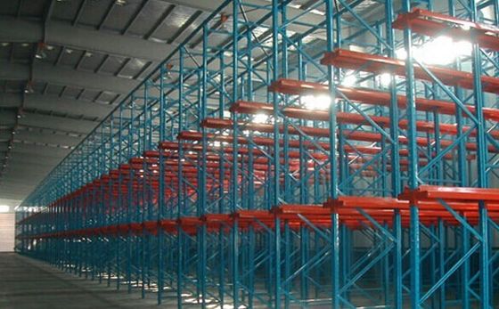 mengemudi di racking pallet