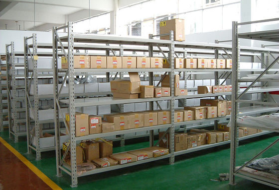 Stahlrackingsysteme mehrstufiges 100KG des logistischen Quintals pro die Schichtkapazität mit hölzernem Brett