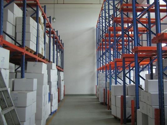 เข้าถึงไดร์ฟ 1500KG แบบปรับได้ไดรฟ์ในพาเลท Racking with forklift working