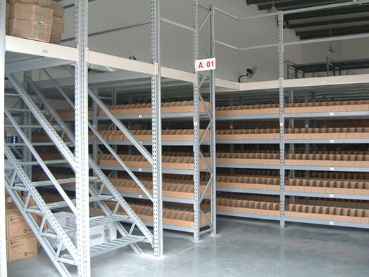 Dauerhafte Mezzanin-Racking-System Medium-Aufgabe mit Aufzugs-Grau